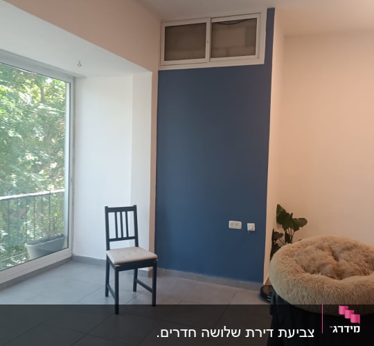 קיר צבוע בכחול עם שקע חשמל